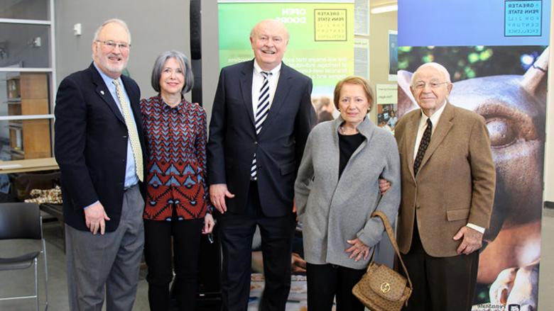 从左至右:Irv和Lois Cohen, Hillkirk总理，Dena Hammel和Victor Hammel. 科恩夫妇和哈默尔夫妇向十大正规赌博平台大全的博克学院捐赠了300万美元, 这将有助于创建科恩-哈默尔奖学金项目.